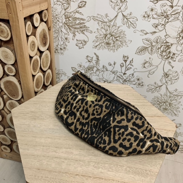 sac banane imprimé léopard avec broderie coeur