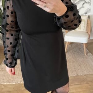 Robe courte noire à manches transparentes avec pois