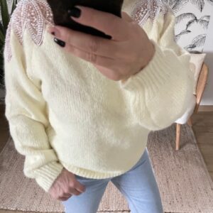 Pull doux avec détails perlés