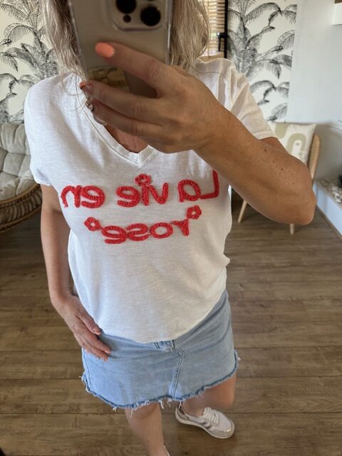 Tee-shirt blanc brodé LA VIE EN ROSE col v femme – Image 2