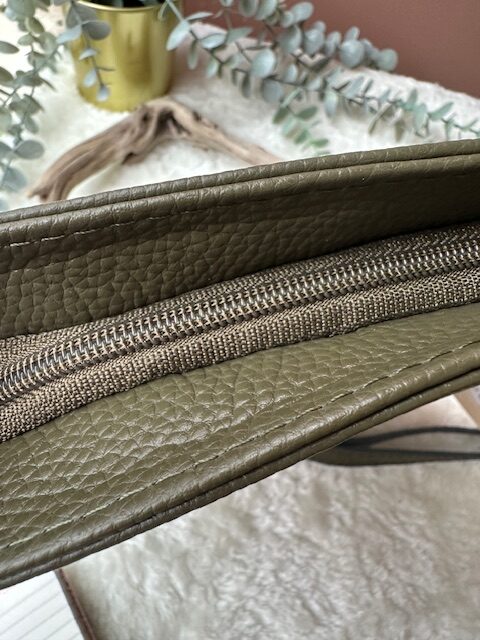 Sac bandoulière femme kaki à clous dorés – Image 4